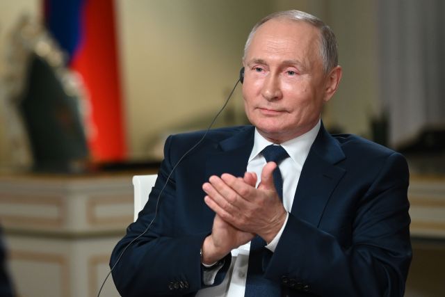 블라디미르 푸틴 러시아 대통령이 지난 14일(현지시간) 모스크바 크렘린궁에서 NBC 뉴스와 인터뷰를 하는 모습. 타스연합뉴스