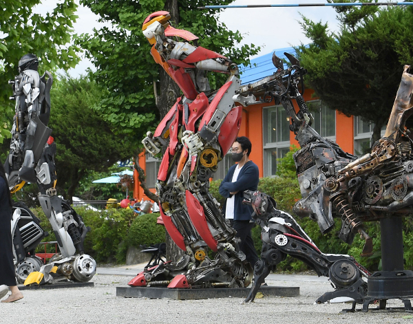 폐교(옛 능암초등학교)에 조성된 오대호아트팩토리 야외전시장에서 생활 폐품을 이용한 정크아트 로봇 작품들이 관람객의 시선을 모으고 있다.