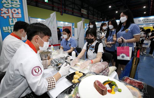 한국외식과학고의 엘클라시스코 동아리를 찾은 학생들이 요리를 체험하고있다. [김호영 기자]