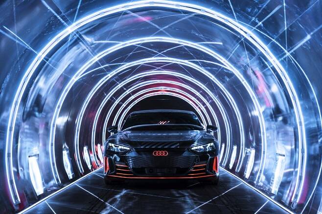 한국타이어앤테크놀로지가 아우디 브랜드 최초의 순수 전기 스포츠카 모델 ‘e-트론 GT’에 전기차용 초고성능 타이어 ‘벤투스 S1 에보3 ev’를 신차용 타이어(OET)로 공급한다. /사진제공=한국타이어