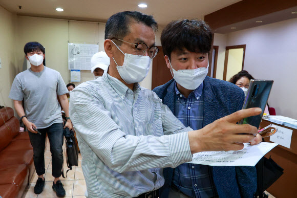 국민의힘 이준석 대표가 15일 오전 서울 노원구 한 병원에서 코로나19 얀센 백신을 접종했다. 이 대표가 접종을 마친 뒤 시민들의 요청으로 기념촬영을 하고 있다. 국회사진기자단