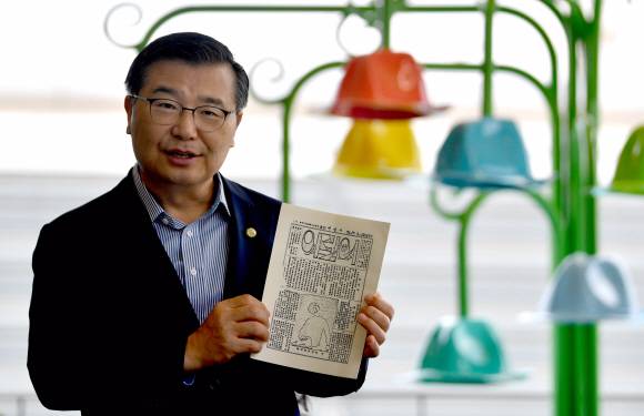 류경기 중랑구청장이 소파 방정환 선생이 만든 우리나라 최초의 어린이 잡지 ‘어린이’를 소개하고 있다. 방정환 선생은 중랑구 망우리공원에 잠들어 있다.박지환 기자 popocar@seoul.co.kr