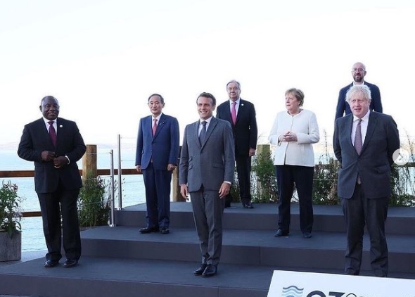 스가 요시히데 일본 총리의 인스타그램에 올라온 G7 사진. 이 사진은 조 바이든 미국 대통령과 문재인 대통령의 모습이 잘린채 게재됐다. /인스타그램 캡처
