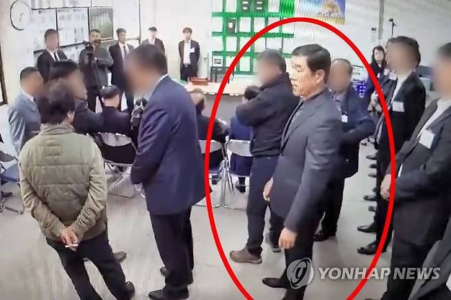 철거건물 붕괴참사…허 찔린 경찰 수사 (광주=연합뉴스) 철거건물 붕괴참사가 발생한 광주 학동 4구역 재개발사업 업체 선정에 관여하고 이권에 개입했다는 의혹을 받는 문흥식 전 5·18구속부상자회장이 지난 13일 미국으로 출국했다. 참사 전반을 수사하는 경찰은 이날 문 전 회장이 철거공사업체 선정 과정에서 직간접적으로 개입한 정황을 포착하고 입건했다. 해외 출국 사실을 뒤늦게 파악한 경찰은 인터폴과 공조해 문 전 회장을 추적할 방침이다. 사진은 2018년 10월 학동4구역재개발사업조합 신임 집행부 선거장에 난입한 문 전 회장의 모습. 2021.6.15 [독자 제공 영상 캡처. 재판매 및 DB 금지] hs@yna.co.kr