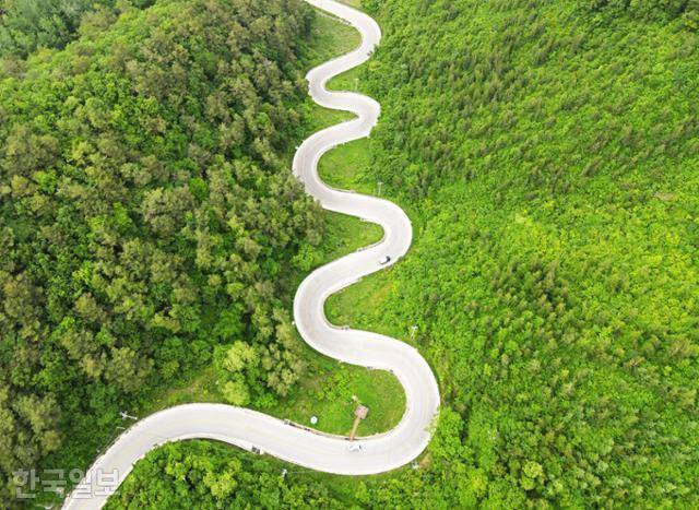 화암면은 산길도 물길도 구불구불한 정선에서도 오지다. 화암면 소재지에서 북동리로 넘어가는 문치재는 이곳 지형을 단적으로 보여준다.