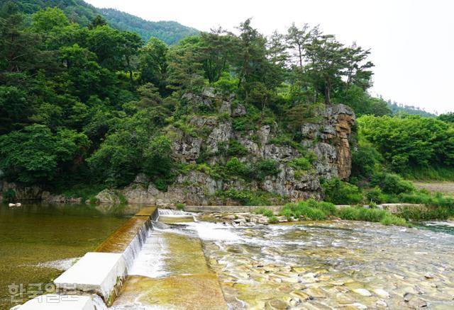 그림바위바을 앞 용마소. 넓은 암반에 맑은 물이 흐르는 피서지다. 주변은 공원으로 조성돼 있다.