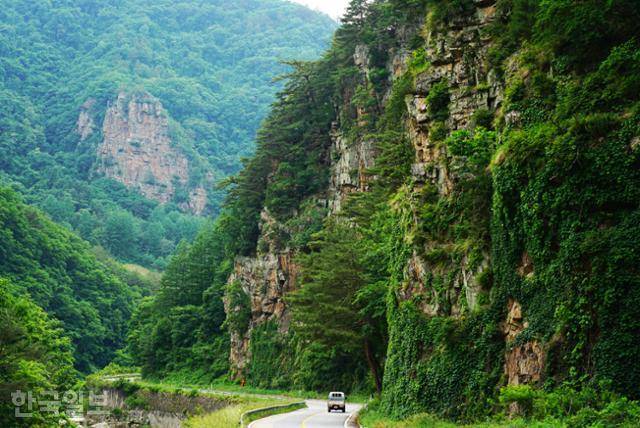 화암팔경 소금강. 계곡과 나란한 도로를 따라가면 양쪽으로 기암절벽이 속속 모습을 드러낸다.