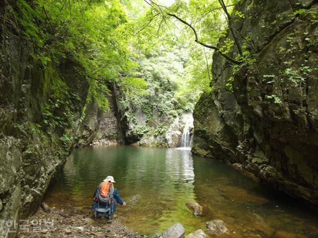 광대곡의 선녀폭포. 평범한 계곡에서 갑자기 나타나는 풍광이라 더 반갑고 신비롭다.