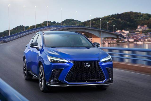 렉서스가 세련된 디자인, 향상된 공간 그리고 파워트레인의 개선을 이뤄낸 2세대 NX를 공개했다.