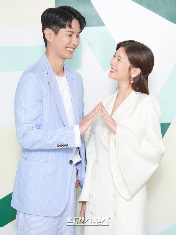 배우 김지석, 정소민이 16일 오후 온라인 생중계로 진행된 JTBC 수목드라마 '월간 집' 제작발표회에 참석해 포토타임을 갖고 있다. '월간 집'은 집에서 사는(live) 여자와 집을 사는(buy) 남자의 내 집 마련 로맨스를 그린 드라마로 16일 첫방송된다. (사진제공 : JTBC)