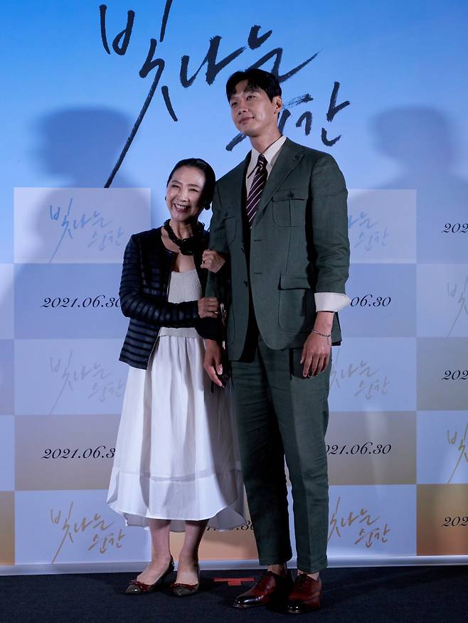 Actors Go Doo-shim (left) and Ji Hyun-woo pose for photographs after a press conference held at CGV Yongsan in central Seoul on Monday. (Myung Film)