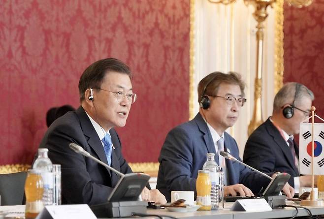 [비엔나(오스트리아)=뉴시스]박영태 기자 = 오스트리아를 국빈 방문중인 문재인 대통령이 14일(현지시간) 오스트리아 비엔나 호프부르크궁에서 알렉산더 판 데어 벨렌 대통령과 정상회담을 하며 발언하고 있다. 2021.06.14. since1999@newsis.com