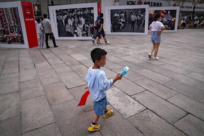 중국 공산당 창당 100주년을 맞아 베이징에 전시된 사진들. 연합뉴스