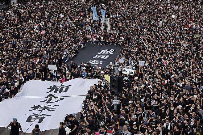 2019년 6월16일 송환법 철폐를 요구하며 행진하는 홍콩 시민들.ⓒAP Photo