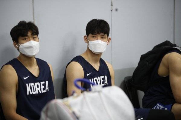 이승현·라건아의 집중지도로 쑥쑥 크는 대표팀 막내 센터 하윤기