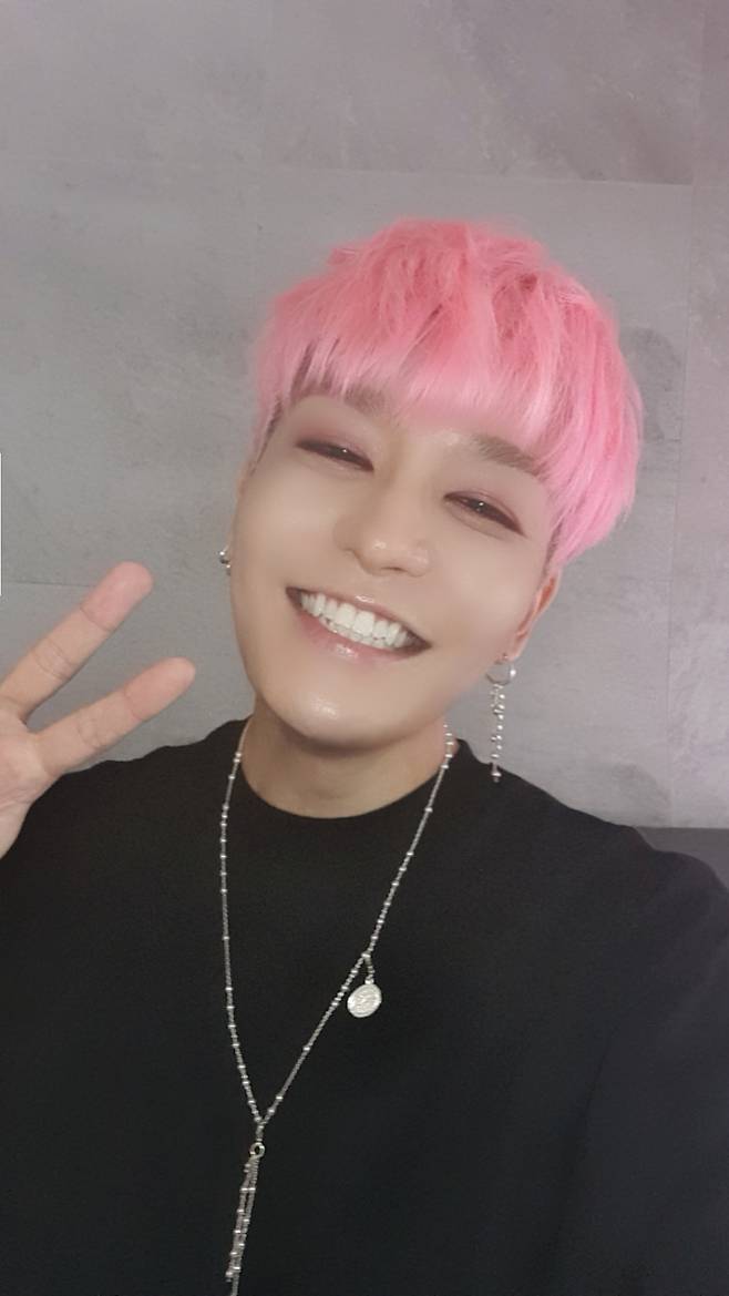 강성훈, 핑크색 머리 염색..언제나 밝은 에너지 [스타IN★]