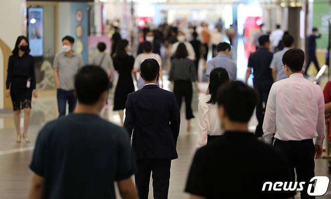 국회에서 대체공휴일 적용 범위 확대 논의가 진행되고 있는 가운데 대전·충남지역에서는 다양한 반응들이 나오고 있다. 작인등른 휴일이 늘어나는 만큼 대환영하고 있지만 비정규직 등 일부 계층들은 '남의 일'처럼 느껴진다는 목소리다.  산업계 역시 유통업체 등을 환영하는 분위기지만 영세 중소기업들은 주52시간제 이어 대체공휴일 확대는 중소기업 말살 정책이라며 강하게 반발하고 있다.© News1