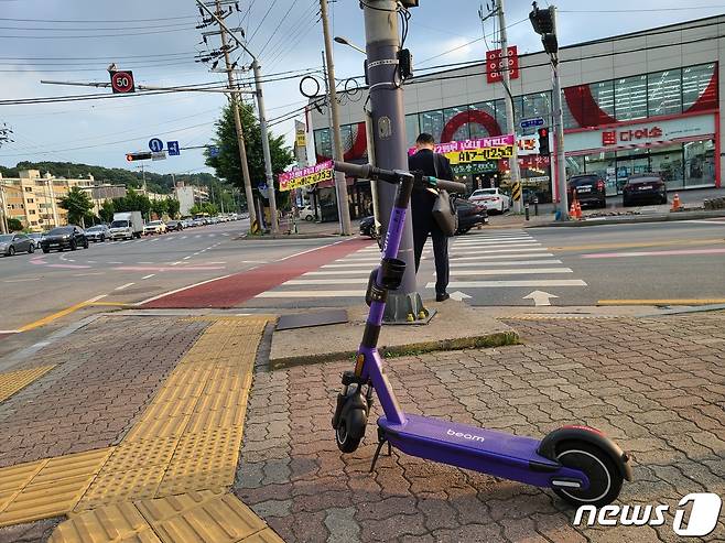 충북 청주시의 한 교차로 교통섬에 무분별하게 주차된 공유 전동킥보드.2021.6.17/© 뉴스1 강준식 기자