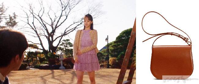 플라워 패턴 시폰 원피스. 15만8천원 벰버. 베이식한 디자인의 브라운 숄더백. 26만8천원 하고.