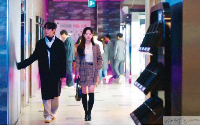 클래식한 체크 재킷. 가격미정 산드로. 체크 미니스커트. 가격미정 산드로.