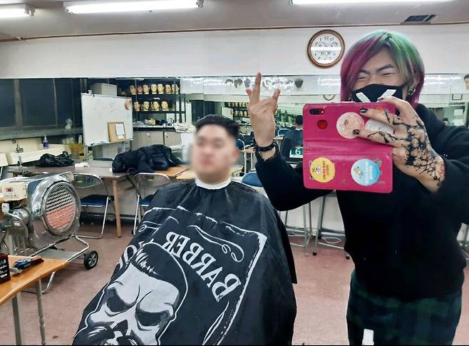 /김호선씨 제공 화려한 패션감각을 자랑하는 김호선씨(오른쪽)는 다른 사람의 머리를 스타일링해줄 때 큰 행복을 느낀다고 했다.