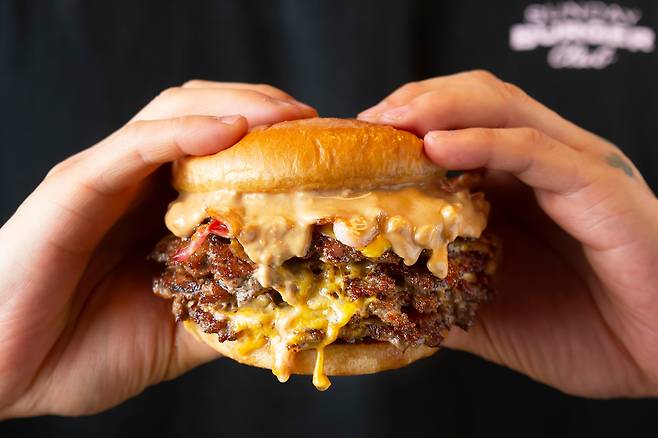 MZ세대의 솔푸드는 햄버거일까. 차곡차곡 쌓인 고기 패티 사이를 흐르는 치즈와 땅콩 버터가 눈에 띈다. 최근 소셜미디어에서 인기인 선데이버거클럽의 '굿데이투다이' 버거 /양수열 영상미디어 기자