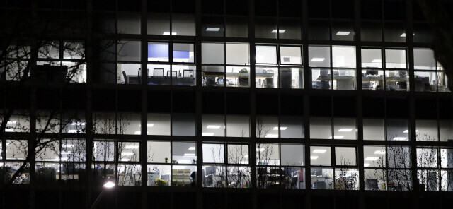 한 민간기업에서 직원들이 야근을 하고 있는 모습. <한겨레> 자료사진