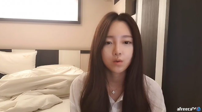 앞서 BJ외질혜가 BJ철구의 외도 의혹 제기에 해명하는 방송을 진행했다. [사진=아프리카TV 캡처 ]