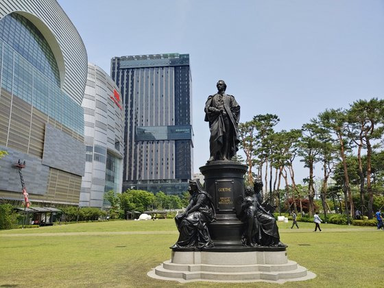 잠실 롯데월드타워 앞에 서 있는 괴테상. 서울 강남한복판에 독일의 문호 괴테상이라니 뜬금없다는 생각이 들지만 나름 뜻이 담겨있다. 괴테 상과 대각선 방향 길 건너에 삼전도비가 있다. 조선 임금 인조가 청태종에게 머리를 조아리고 항복한 치욕이 새겨져있다. 굴욕의 역사를 넘어서 한국은 세계10위 경제대국이 됐다. 올해 문재인대통령은 G7정상회의에 초청받았다.