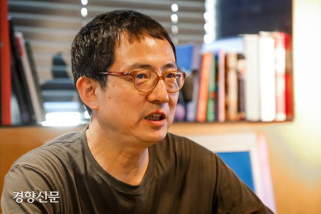 <요리인류> <누들로드>를 연출한 이욱정 PD가 서울 중구 회현동 요리인류 검벽돌집에서 코로나 이후 식탁에 대한 인터뷰를 하고 있다. 이석우 기자