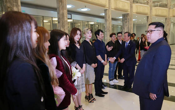 North Korean leader Kim Jong-un, right, meets with members of K-pop girl group Red Velvet and other South Korean performers in a concert in Pyongyang on April 1, 2018. Pyongyang recently has been cracking down on K-pop, K-drama and other South Korean entertainment. [YONHAP]