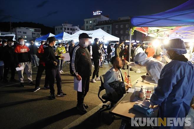 외국인 노동자들이 외국인 노동자 선별진료소에서 코로나19 진단 검사를 받기 위해 대기 중에 있다. (사진=강릉시청 제공)