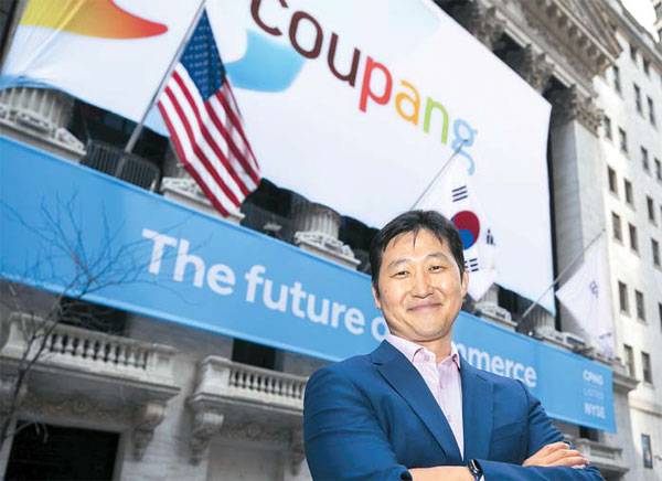 지난 3월 김범석 전 쿠팡 이사회 의장이 미국 증시 상장을 앞두고 뉴욕증권거래소(NYSE) 앞에서 포즈를 취하고 있다. [사진 제공 = NYSE]