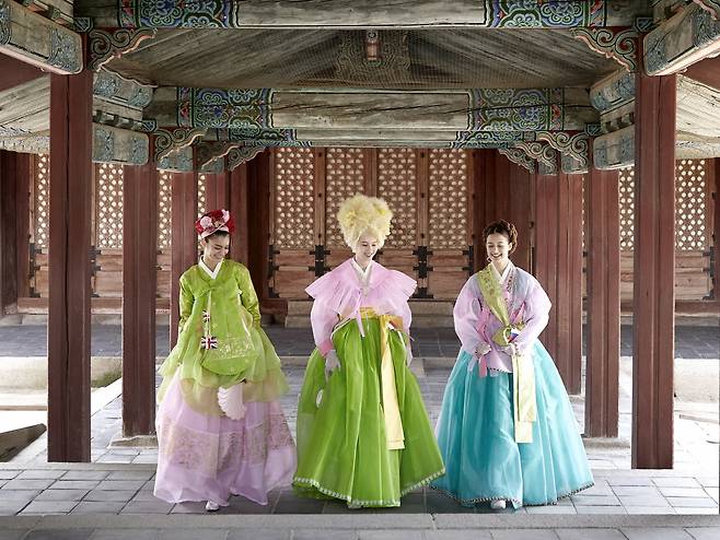 코리아인 패션 영상 본편. 서양여인들의 한복 맵시가 본향인 한국여인 못지 않다.