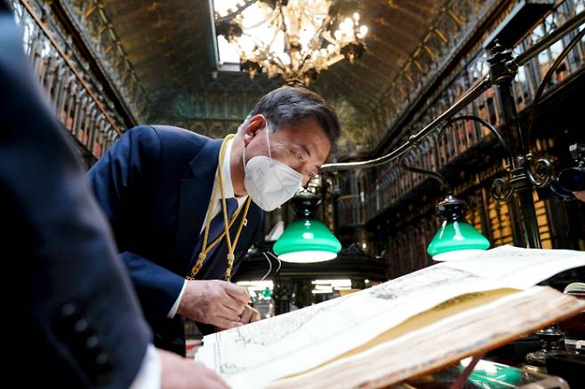 조선왕국전도 살펴보는 문재인 대통령. 연합뉴스