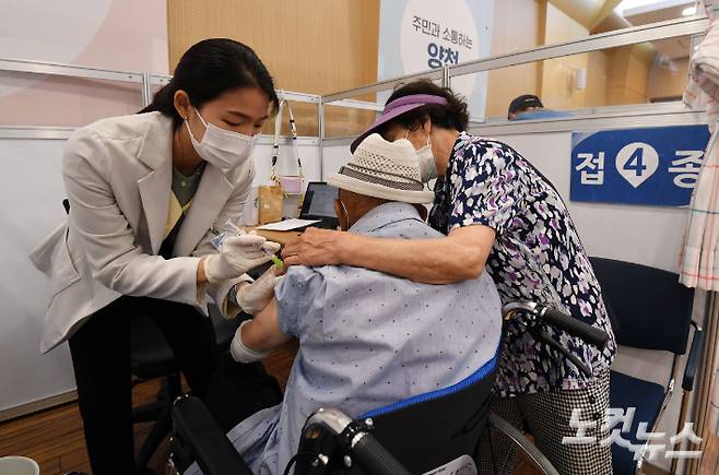 부산에서 코로나19 예방 백신 접종에 속도가 나면서 접종을 잘못하는 사례도 늘고 있어 대책이 필요하다. 황진환 기자