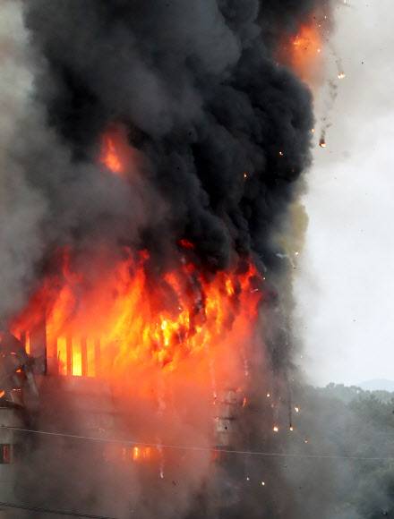 쿠팡 덕평물류센터 집어삼킨 화마 - 17일 경기도 이천시 마장면 쿠팡 덕평물류센터 화재 현장에서 불길이 솟아오르고 있다. 2021.6.17 연합뉴스