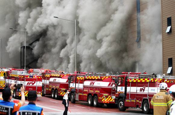 연기로 뒤덮인 쿠팡 덕평물류센터 - 17일 화재가 발생한 경기도 이천시 마장면 쿠팡 덕평물류센터가 연기로 뒤덮여 있다. 2021.6.17 연합뉴스