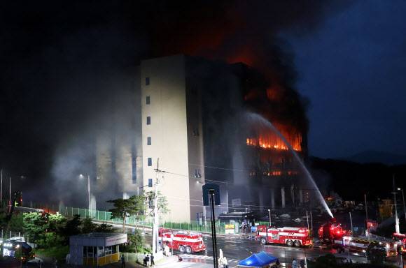 밤까지 이어지는 진화작업 - 17일 경기도 이천시 마장면 쿠팡 덕평물류센터 화재 현장에서 소방관들이 진화작업을 하고 있다. 2021.6.17 연합뉴스