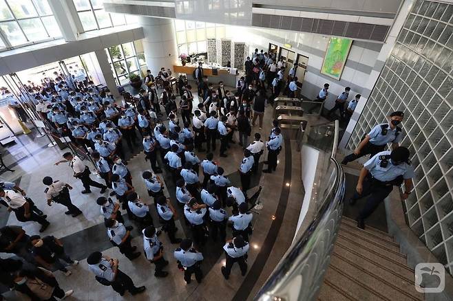 17일 오전 홍콩 정관오에 있는 빈과일보 사옥을 경찰이 급습한 모습. [빈과일보 페이스북 캡처]