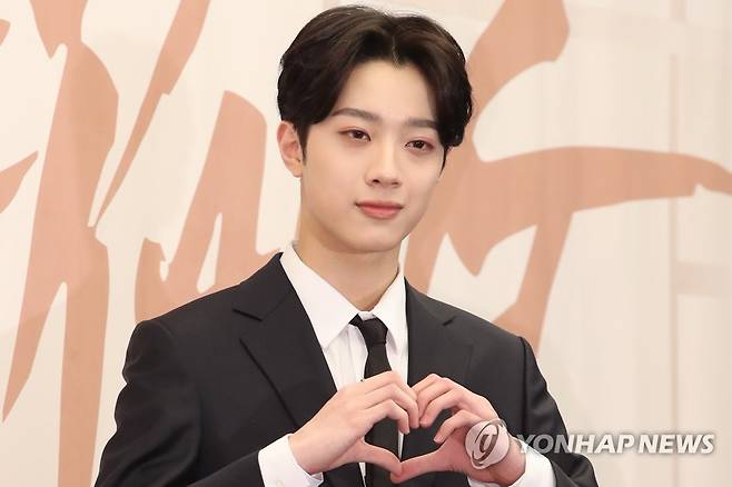 법원 "라이관린, 큐브와의 전속계약 무효" (서울=연합뉴스) 진연수 기자 = 사진은 그룹 워너원 라이관린이 지난 2018년 3월 19일 오후 서울 마포구 상암동 스탠포드 호텔에서 열린 두 번째 미니앨범 '0+1=1(I PROMISE YOU)' 발매 기념 기자간담회에서 포즈를 취하고 있는 모습. [연합뉴스 자료사진]