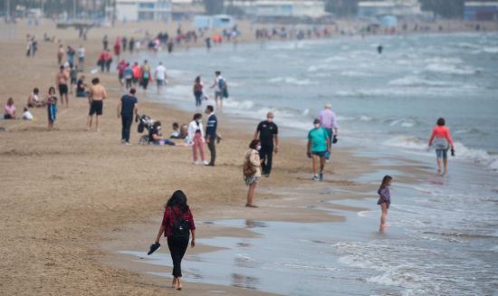 스페인 정부가 발동한 국가경계령이 해제된 9일(현지시간) 시민들이 발렌시아 해변을 걷고 있다. (사진제공=연합뉴스)