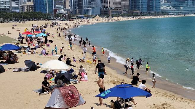초여름 날씨를 보인 지난달 30일 부산 해운대 해수욕장이 인파로 붐비고 있다. 연합뉴스 제공
