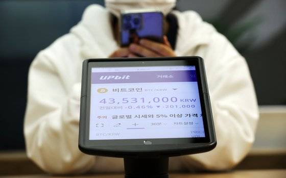 지난 3일 오전 서울 강남구 암호화폐 거래소 업비트 라운지 전광판에 비트코인과 알트코인 시세가 표시되고 있다. [연합뉴스]