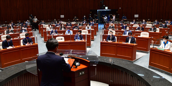 Democratic Party floor leader Yun Ho-jung addresses DP members before a vote on the party’s real estate measures at the National Assembly on Friday. [YONHAP]