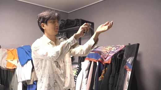 Heo Hoon, who shows off the face of fashion terrorists with the love of Golden Fashion in I Live Alone, is attracted to his fashion and laughs, and steals his gaze as a basketball prince who shows real basketball.MBC I Live Alone, which is broadcasted at 11:10 pm on the 18th, will unveil the fashion terrorist Heo Hoons cushion fashion show (?).Heo Hoon, preparing to go out, starts carefully picking clothes.After a long worry, Heo Hoon, who chose Golji pattern clothes, shows a strong fashion philosophy with a special affection for Golji fashion.Heo Hoon, already famous for fashion terrorists among fans, is laughing with his styling.Fession terrorist Heo Hoon, who has a fashion show in a difficult fashion, smiles at the end of his self-love by spraying perfume on his body like a shower, saying, Man is important in scent.The place where Heo Hoon arrived in full dress is the basketball court.Heo Hoon, a basketball prince who visited the basketball court to prepare for the next season, will do his best to practice basketball, including taking supplementary classes despite winning MVP last season.Heo Hoon also hopes to show his real basketball skills, saying, I will show you what basketball textbooks are.It aired at 11:10 p.m. on the 18th.