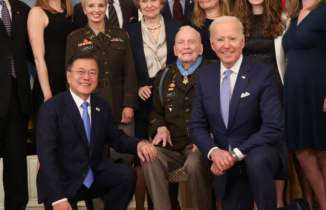지난 방한기간 조 바이든 미국 대통령(오른쪽)을 만난 문재인 대통령. [연합]