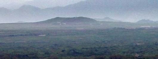 수천만 년 전 중심분출이 일어났던 평강군 화산, 오리산이 들판 한가운데 봉긋 솟아있다. 현재 북한군이 군 시설로 사용하는 이곳은 맑은 날 육안으로 관측 가능하다.