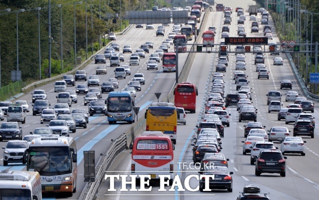 한국도로공사에 따르면 이날 전국 고속도로 교통량은 496만대로 예상된다. 수도권에서 지방으로 빠져나가는 차량은 45만대, 지방에서 수도권으로 진입하는 차량은 46만대로 전망된다. /더팩트 DB