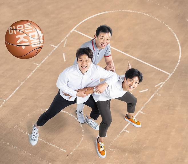 카메라 셔터를 누르자 중앙을 차지하려고 허재와 두 아들 허웅(왼쪽), 허훈이 치열한 자리 싸움을 벌였다. 키는 아버지가 제일 컸지만 힘은 20대 두 아들에게 밀렸다./ 사진=이신영 영상미디어 기자, 그래픽=김현국